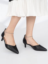 Tacones bajos con punta puntiaguda y cadena de punto